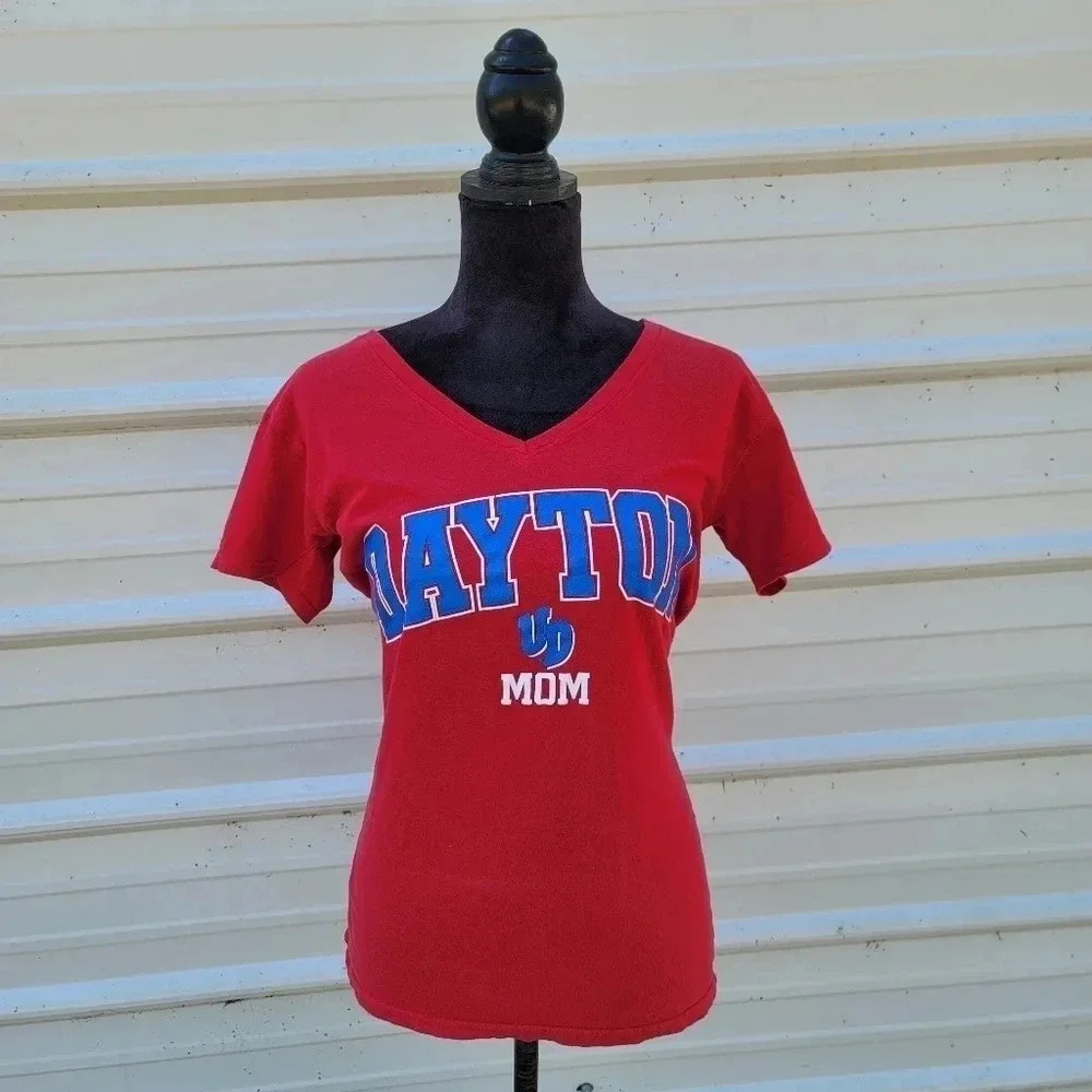 Dayton UD Mom Red V-Neck Cotton Tee T Shirt Short Sleeve Women's sz S